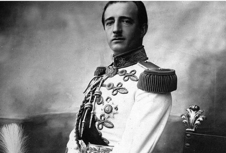 “Xhepat po i shpërthenin nga paratë”, foto e rrallë e Ahmet Zogut