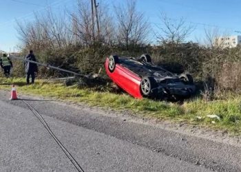 Aksident në Lezhë-Rrile, përmbyset makina jashtë rruge