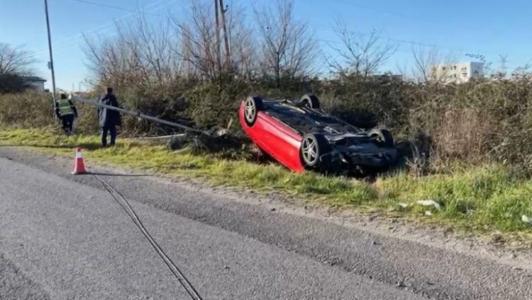 Aksident në Lezhë-Rrile, përmbyset makina jashtë rruge