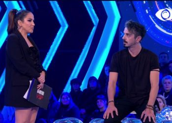 Ofendoi Kiarën, Amos kërkon ndjesë