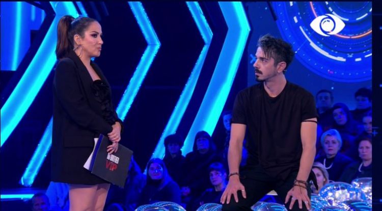 Ofendoi Kiarën, Amos kërkon ndjesë