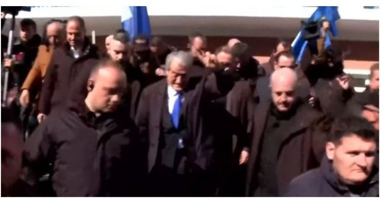 “Berisha, Berisha”, lideri demokrat del nga selia