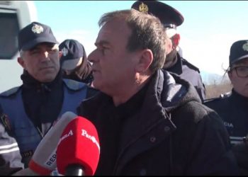 Protestuesit në Bërxullë: Tokën e mbrojmë me gjak, oligarkët…