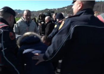 Banorët e Bërxullës ‘përplasen’ me policinë