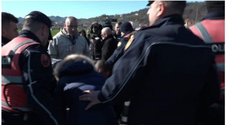 Banorët e Bërxullës ‘përplasen’ me policinë