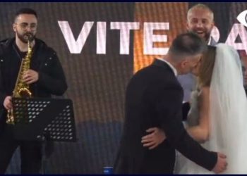 ME VIDEO, ja momenti kur Bledi puth Nitën në buzë