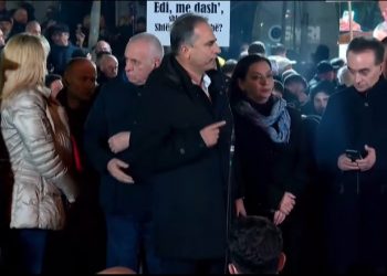 Boçi në protestë: T’i thërrmojmë këto porta, duam lirinë