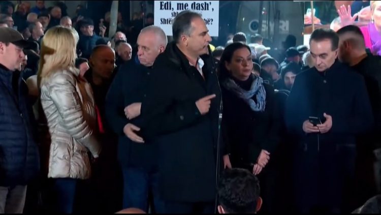 Boçi në protestë: T’i thërrmojmë këto porta, duam lirinë