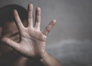 Tronditëse! Babai e gjyshja abuzojnë seksualisht me 4-vjeçarin