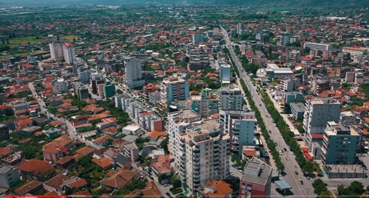 Elbasani ‘zbrazet’ nga të arsimuarit, në tregun e punës vetëm…