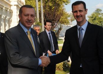 Assad s’pyet për tërmet, bombardon qytetin e rebelëve