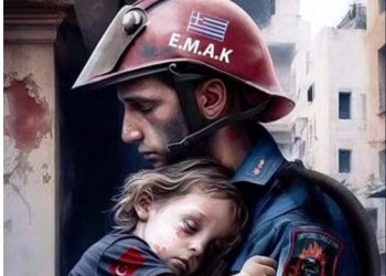 FOTO që po bën xhiron e rrjetit,shpëtimtari grek shpëton foshnjën..