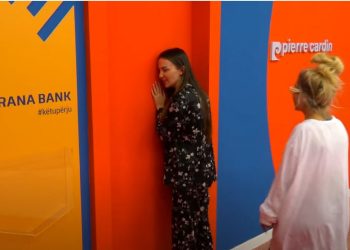 Kiara bisedon me Luizin përmes derës: Më ka marrë malli