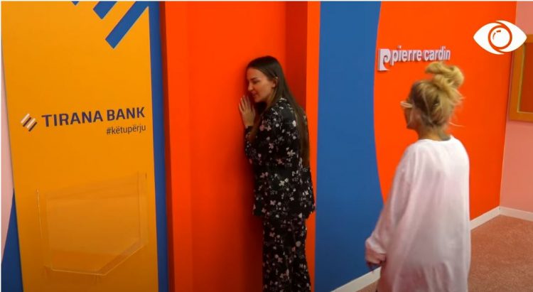 Kiara bisedon me Luizin përmes derës: Më ka marrë malli