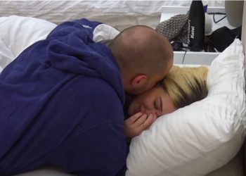 VIDEO/ Kristi dhe Kejsi skena ‘hot’, shtrihen në krevat bashkë