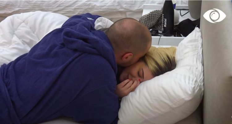 VIDEO/ Kristi dhe Kejsi skena ‘hot’, shtrihen në krevat bashkë