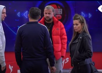 Kristi diskuton me banorët për ndarjen e punëve