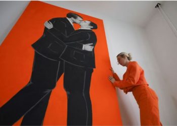 Kërcënohet me vdekje artistja që pikturoi Kurtin dhe Vuçiç