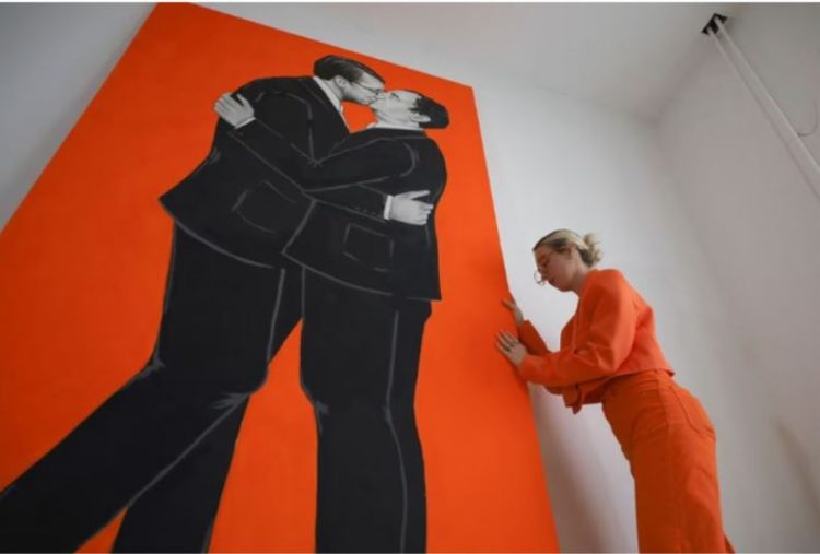 Kërcënohet me vdekje artistja që pikturoi Kurtin dhe Vuçiç