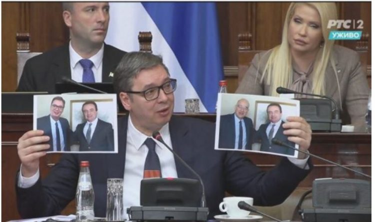 Vuçiç shfaq foton e Albin Kurtit në parlamentin e Serbisë