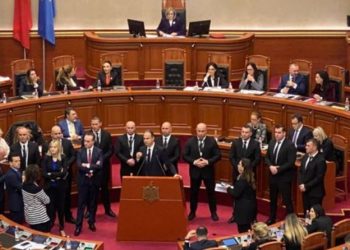 Skandali McGonigal, rrëzohet me 66 vota kërkesa e deputetëve të PD