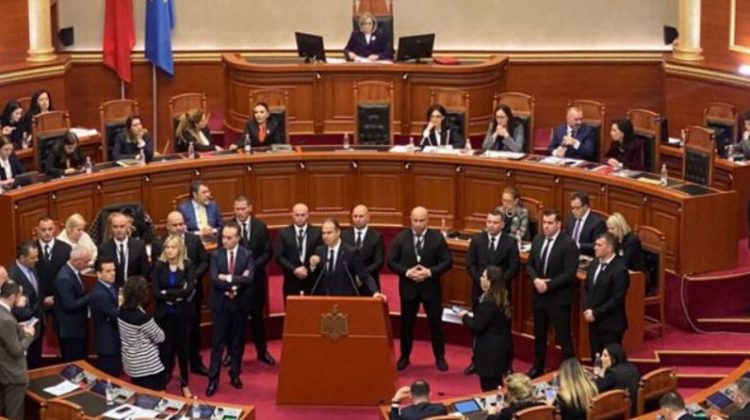 Skandali McGonigal, rrëzohet me 66 vota kërkesa e deputetëve të PD