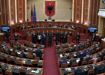 Pezullohet seanca plenare për 10 minuta