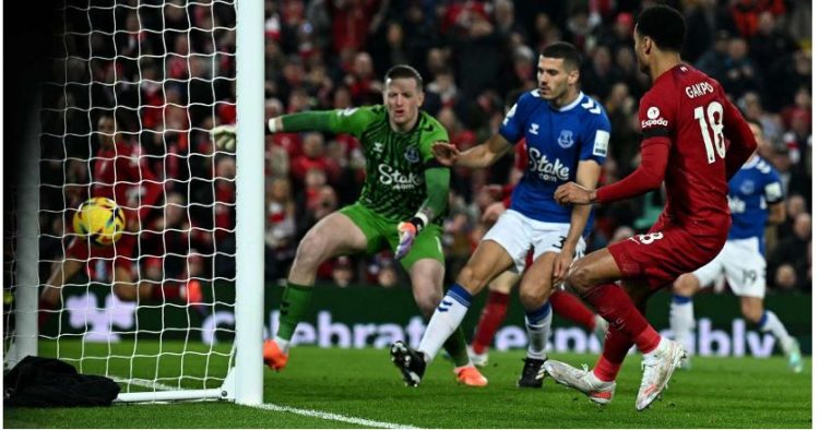 Liverpool rikthehet te fitorja, mposht Evertonin në derbi