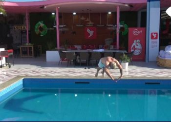 VIDEO/ Luizi dhe Olta hedhin gjithë banorët në pishinë