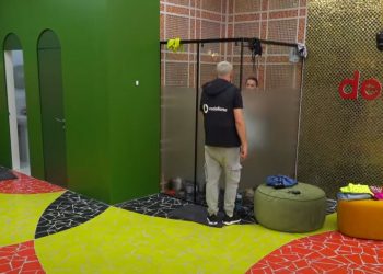 Kiara bën dush, Luizi i shkon pranë