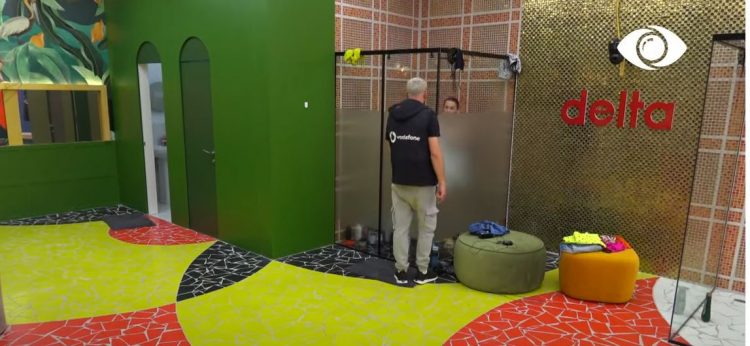 Kiara bën dush, Luizi i shkon pranë