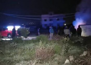 Zjarr pranë kabinës elektrike në Lushnjë, zona mbetet pa drita