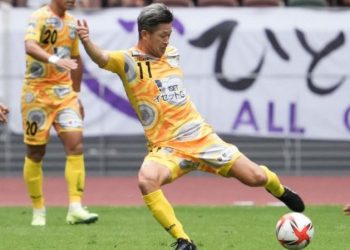 E pabesueshme, japonezi luan futboll profesionist 55 vjeç