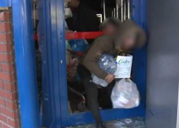 Nisin plaçkitjet, të mbijetuarit nga tërmeti vjedhin ushqime