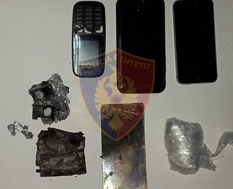 EMRAT/ Heroinë dhe celularë, 3 të arrestuar në Pogradec