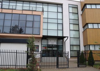 Tentoi të martojë vajzën me zor, jepen detaje shtesë për “monstrën”