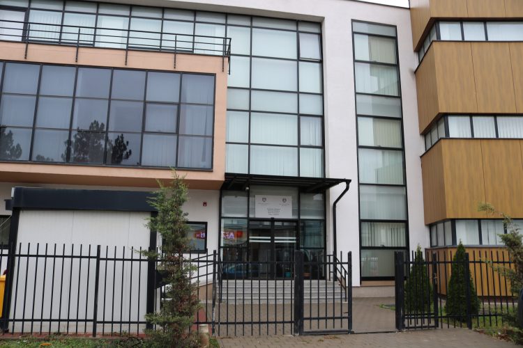 Tentoi të martojë vajzën me zor, jepen detaje shtesë për “monstrën”