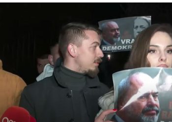 VIDEO/Ramën e presin me protesta,futet nga dera e pasme e emisionit