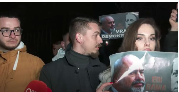 VIDEO/Ramën e presin me protesta,futet nga dera e pasme e emisionit
