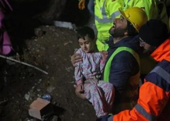 Mrekullia, e reja del e gjallë me djalin nga rrënojat pas 68 orësh