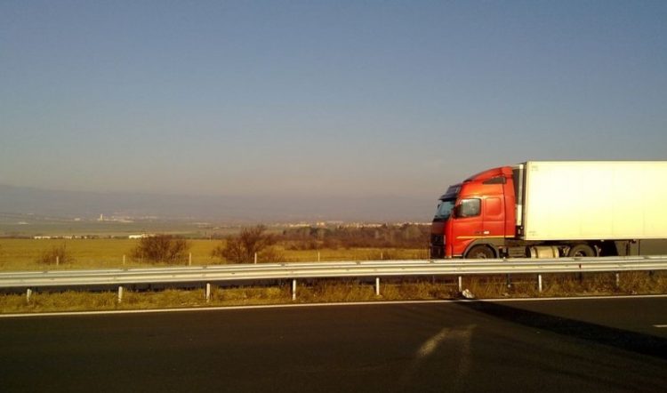 Tragjike! Gjenden 18 emigrantë të vdekur brenda kamionit