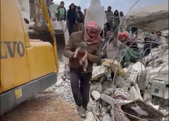 Nëna sjell në jetë foshnjën nën rrënojat e tërmetit, por vetë vdes