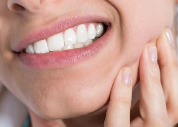 Çfarë nënkupton kërcitja e dhëmbëve në gjumë