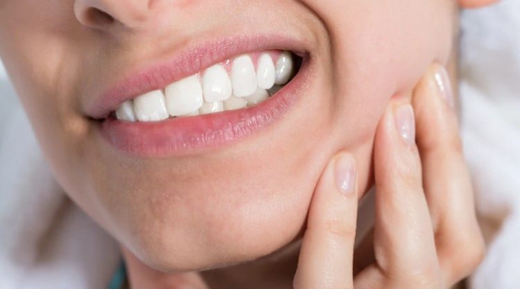 Çfarë nënkupton kërcitja e dhëmbëve në gjumë