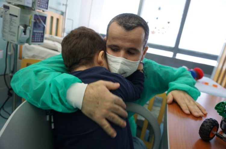 Babai i shpëton jetën të birit, i dhuron një pjesë të mushkërisë