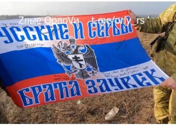 Ushtarët rusë përshëndesin kriminelët serbë nga Ukraina