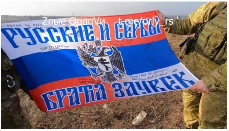 Ushtarët rusë përshëndesin kriminelët serbë nga Ukraina