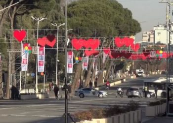 FOTO/ Sot opozita në shesh, si paraqitet situata në Tiranë