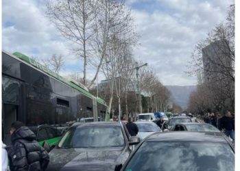 FOTO/ Aksidenti i frikshëm në Tiranë, ja çfarë ka ndodhur