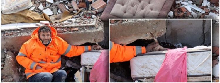 FOTO PREKESË, babai shtrëngon dorën e vajzës së vdekur